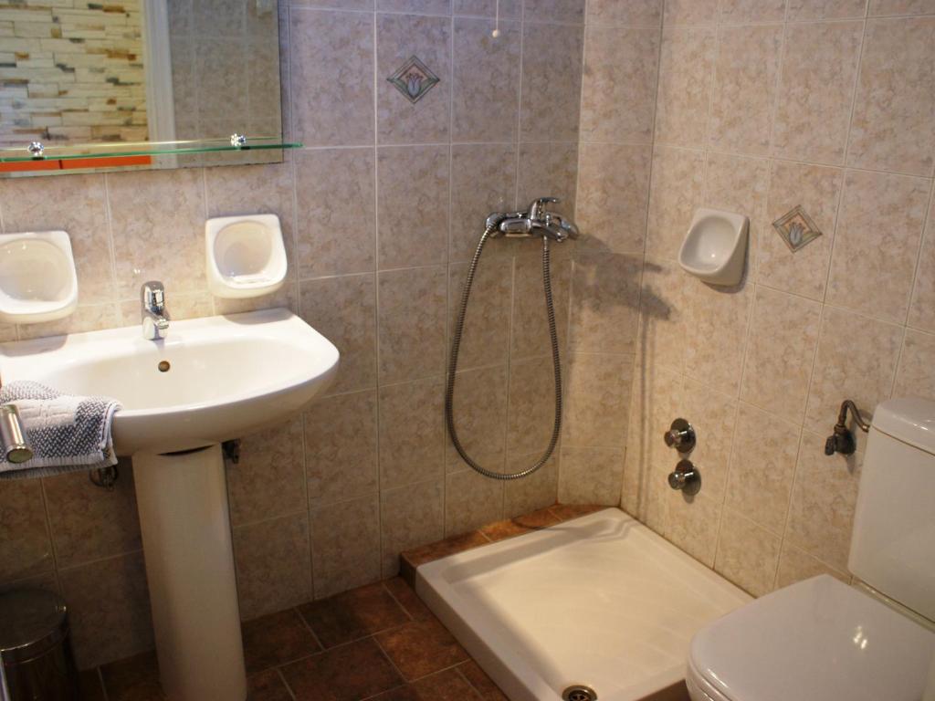 Koupelna v ubytování Plaka Hotel I