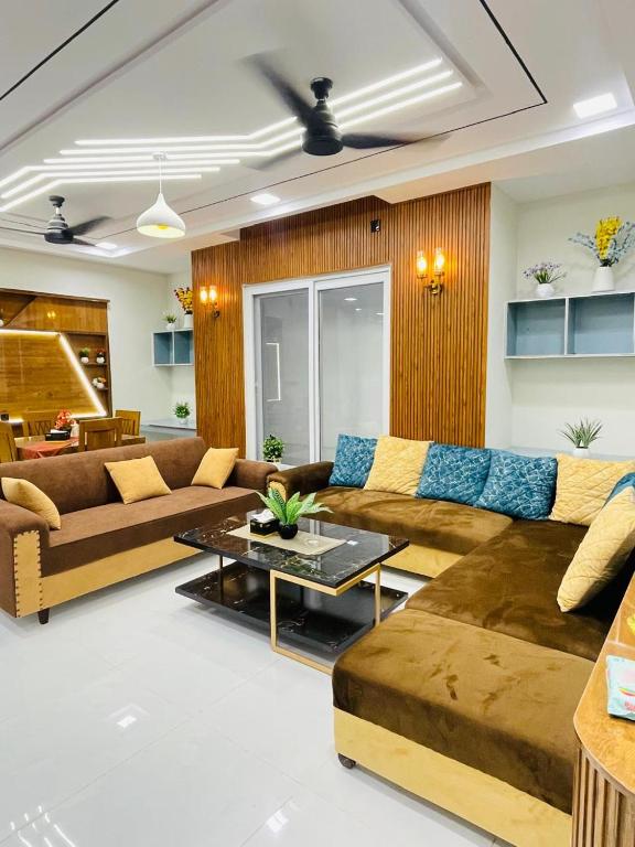 DargaiにあるSerene Stays-Your Home Away From Home In Islamabadのソファ2つとテーブルのあるリビングルーム