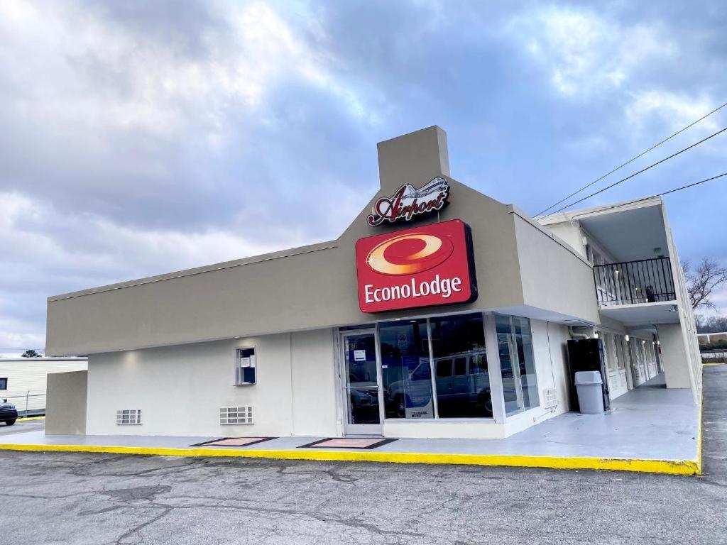a fast food building with a sign on it at Econo Lodge Airport in Norfolk