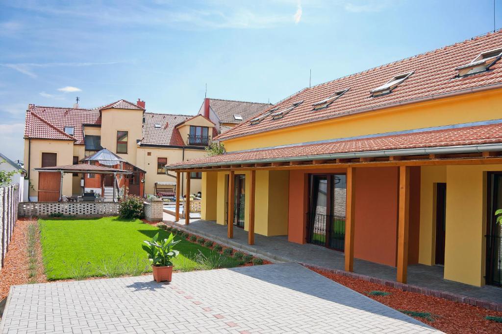 een rij huizen met een tuin en een binnenplaats bij Pension Čížek in Mikulov