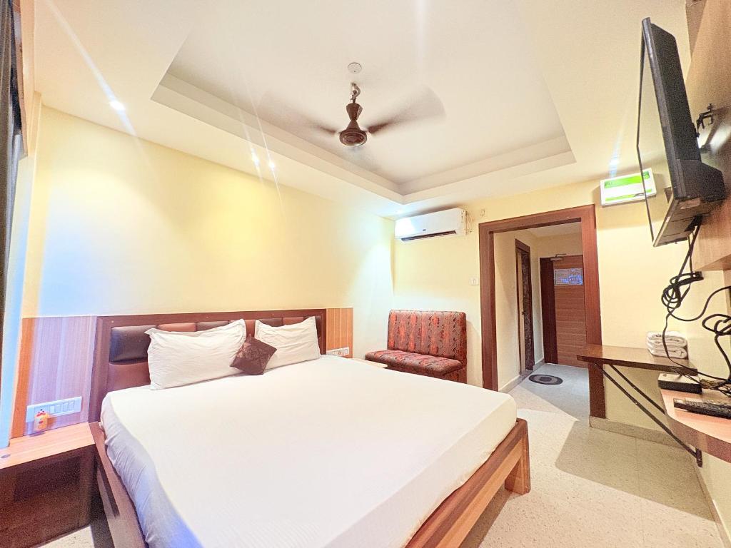 una habitación de hotel con una cama y un televisor en Hotel Sea View Residency Near Sea Beach - Near Light House ! Sea Beach - Swargadwar Golden Beach -Fully Air Conditioning Luxuray Rooms ! BEST HOTEL I, en Cuttack