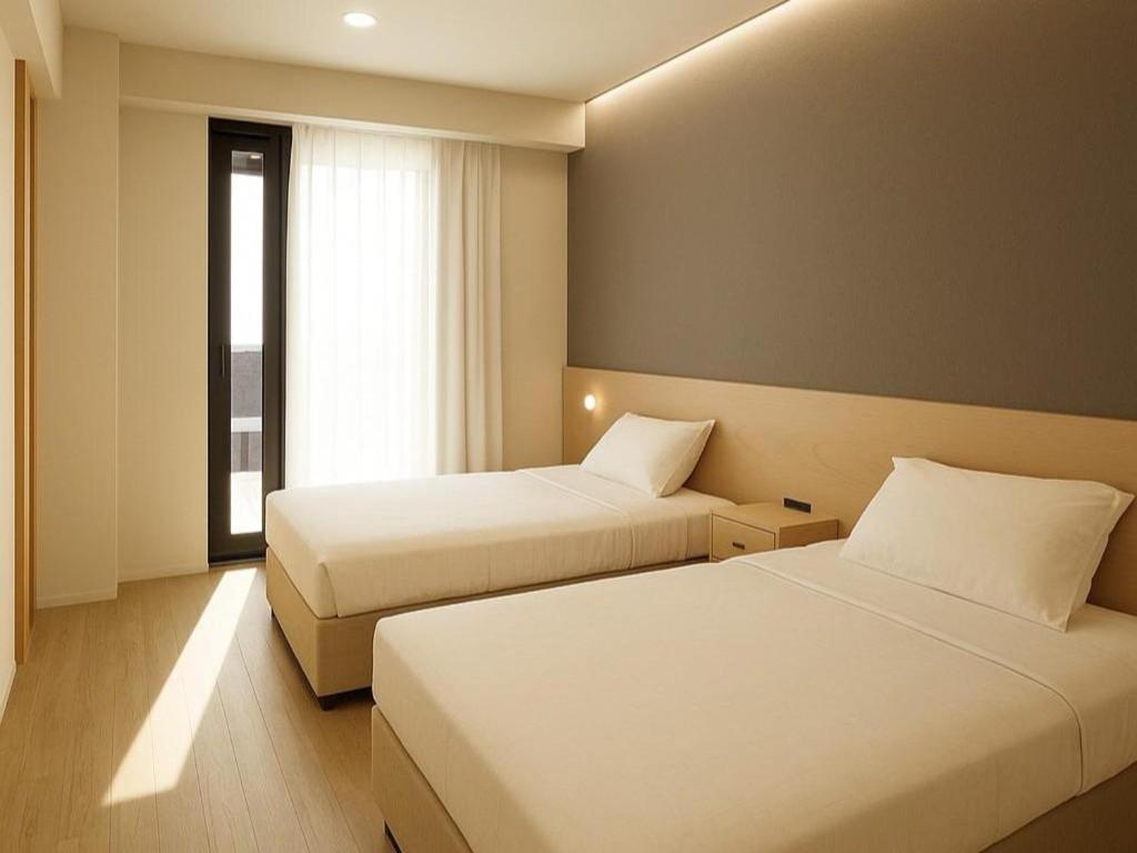 Una habitación de hotel con dos camas y una ventana. en Minn Umeda Nakazakicho, en Osaka