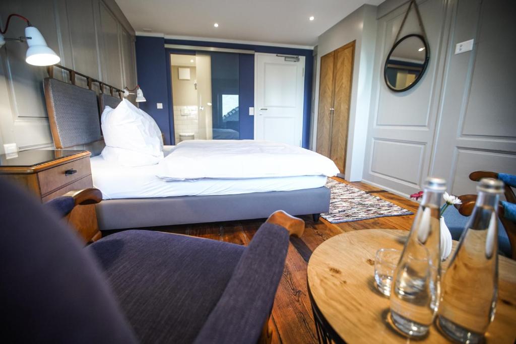 a hotel room with a bed and a table at B&B Zum Schleif in Varen