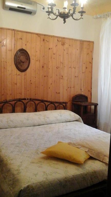 una camera con un letto e una parete in legno di Casa Belvedere a Manarola