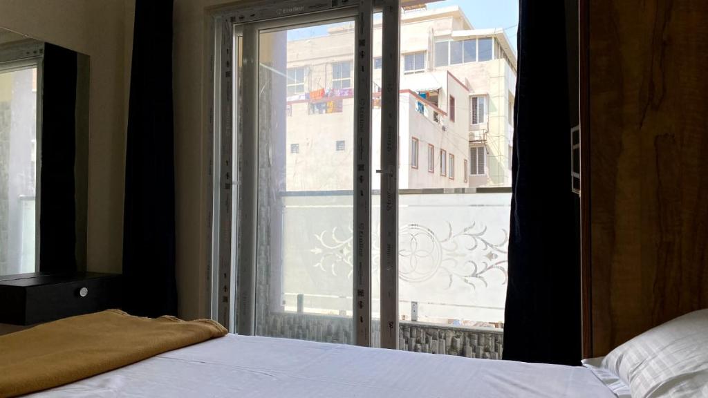 Postel nebo postele na pokoji v ubytování Hkp residency