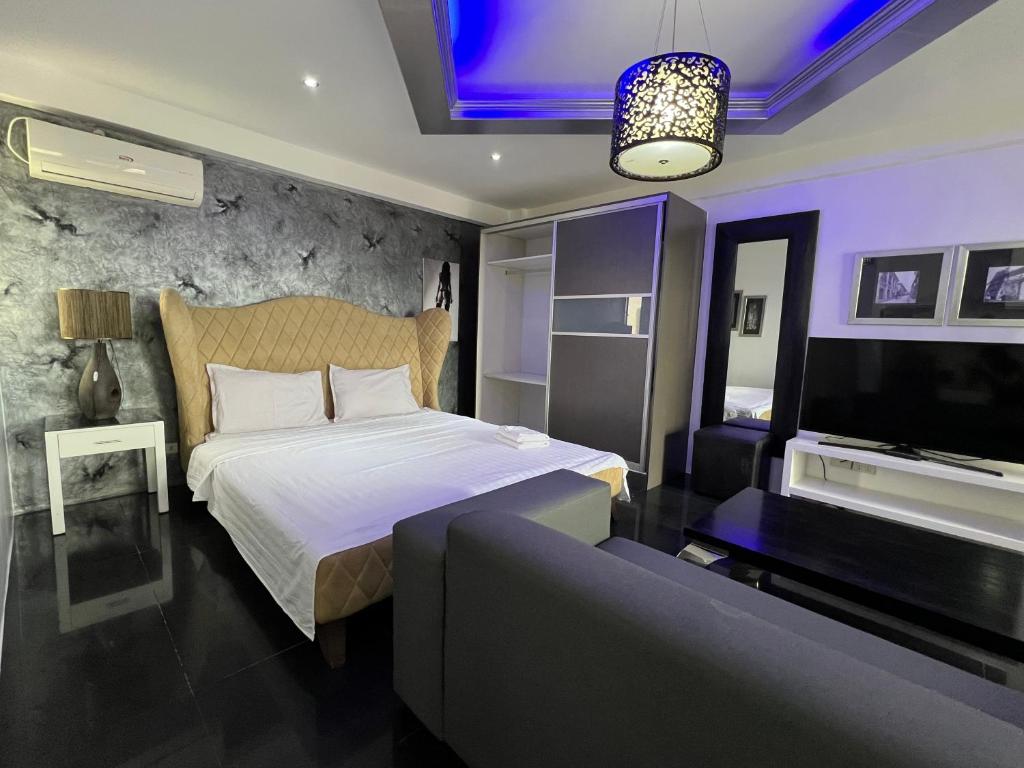 Postel nebo postele na pokoji v ubytování Grosvenor Square Kandi Realty