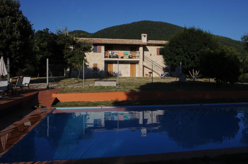 ein Haus mit Pool davor in der Unterkunft Posto del Sole in Spoleto