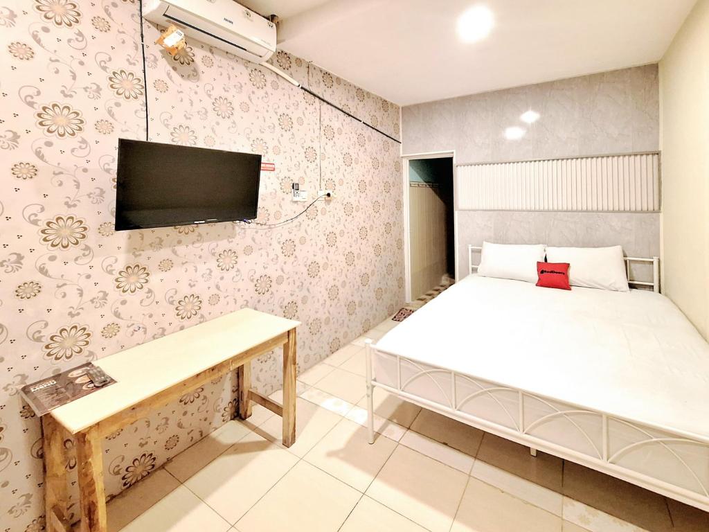 RedDoorz at Victoria Hotel near Stasiun Blitar - ファミリールーム