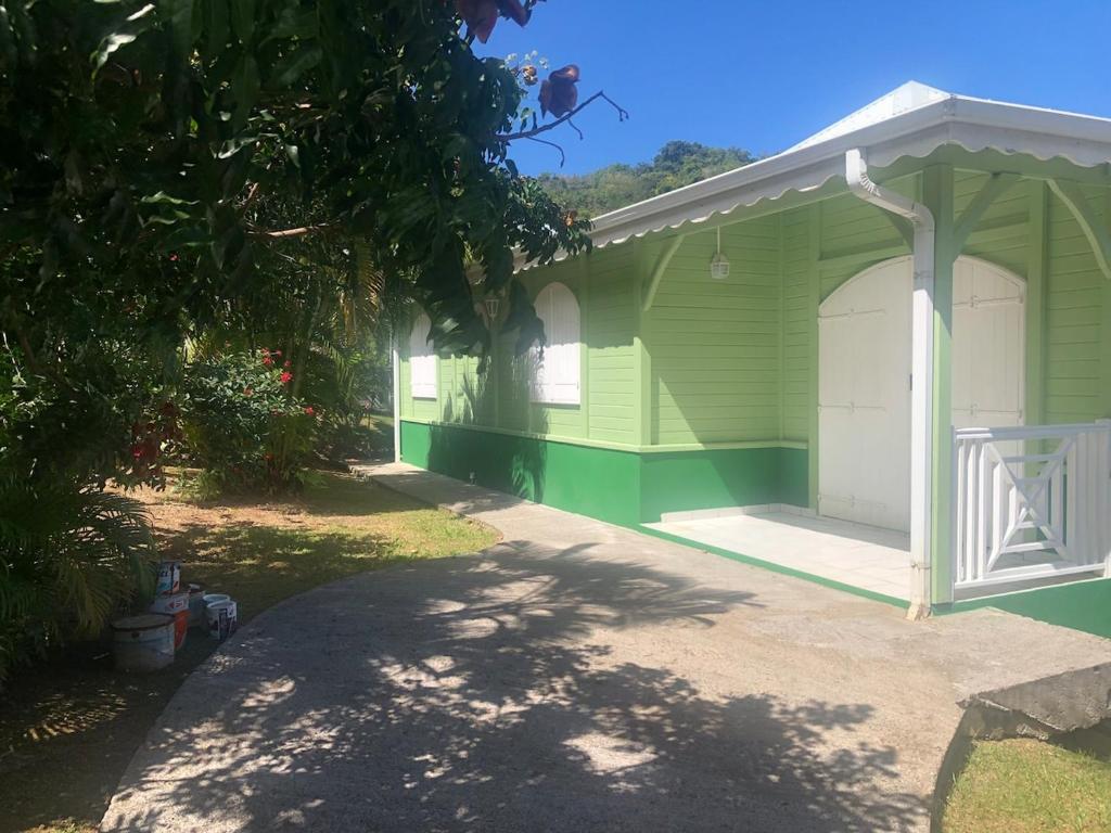 ラ・トリニテにあるLa Maison Verteの白緑の家