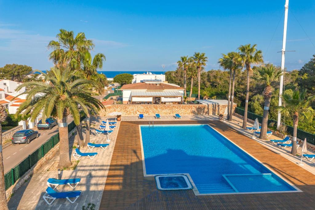 Una vista aérea de una piscina con palmeras. en Sa Perdiu 14 Menorca, en Cala Santandria