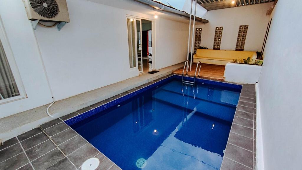 Bazén v ubytování Villa Keluarga Royal Arois Unit A-01 nebo v jeho okolí