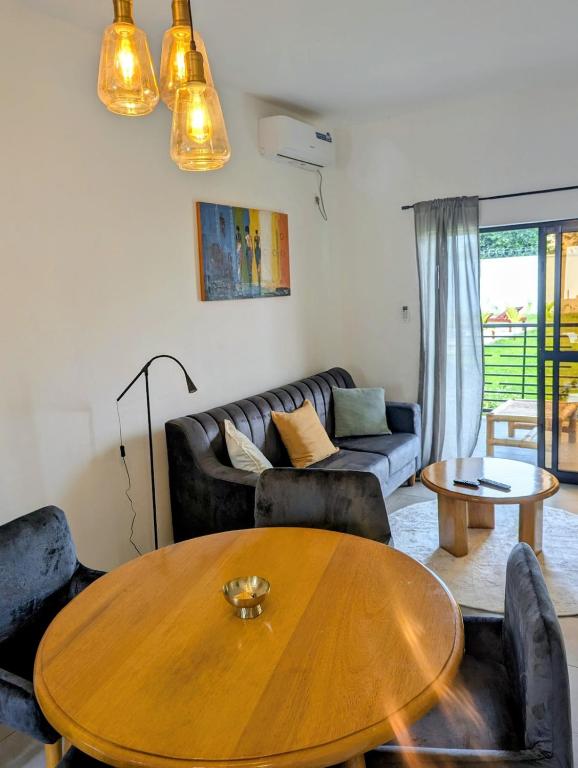 a living room with a table and a couch at Villa le Baobab in Bikondo