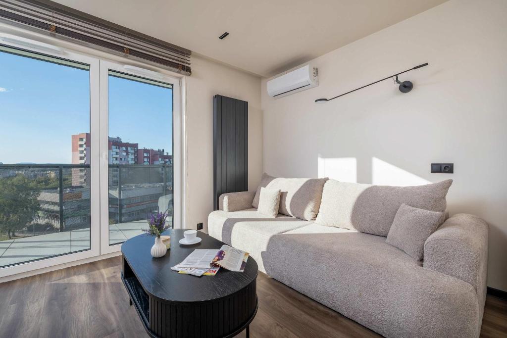 Χώρος καθιστικού στο Air Conditioned Studio with Mountain View, Parking and Balcony by Noclegi Renters