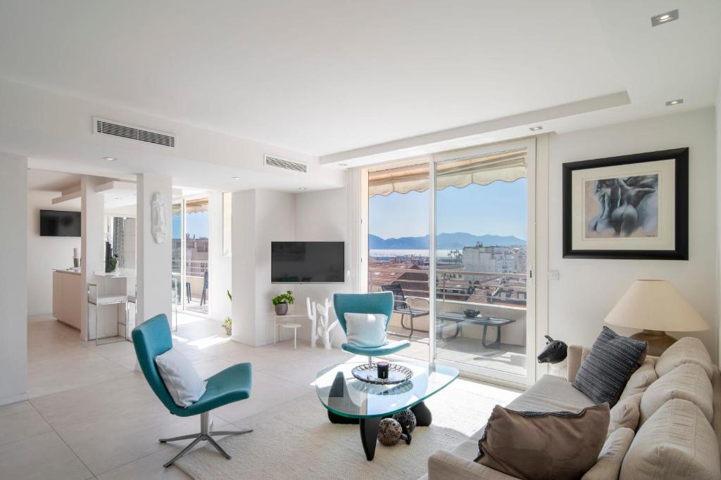 REF 1957 - Cannes Croisette -Sea view apartment for rent
