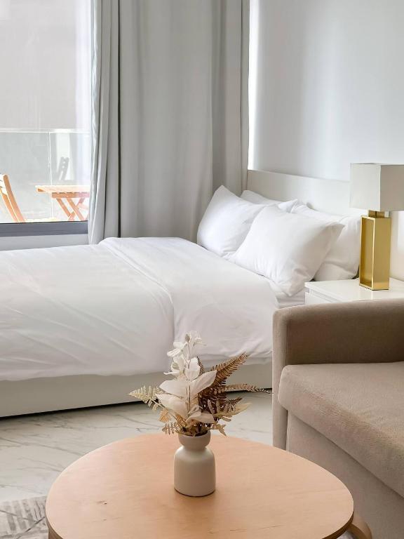 Ένα ή περισσότερα κρεβάτια σε δωμάτιο στο Stylish Studio Apartment Masdar Near Airport
