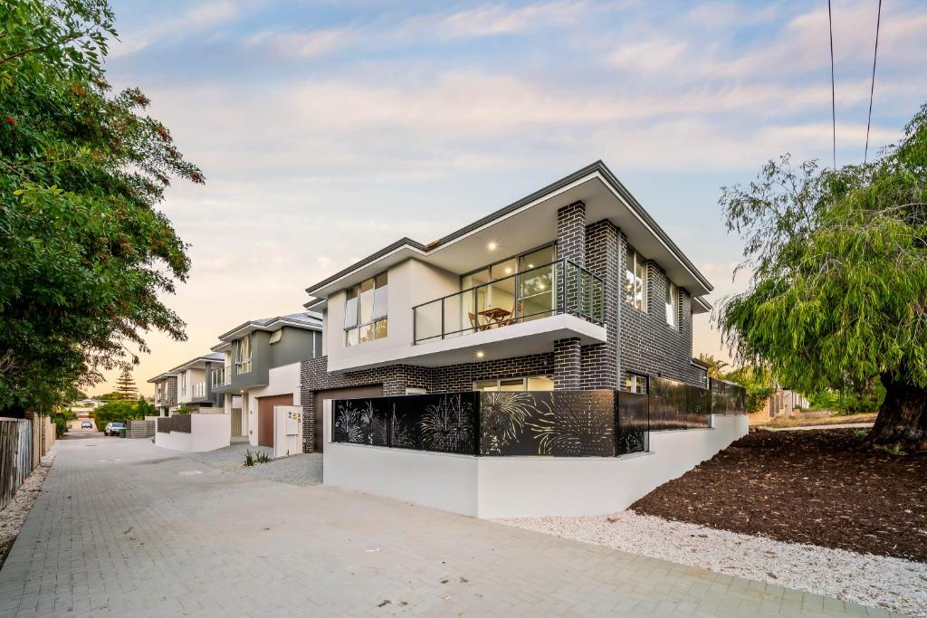 パースにあるScarborough Escape, New 3Br Suite,141の白黒の外観の家