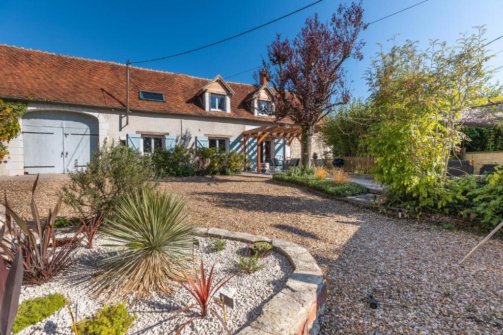 una casa con un giardino davanti di La clé des Champs a Couffy