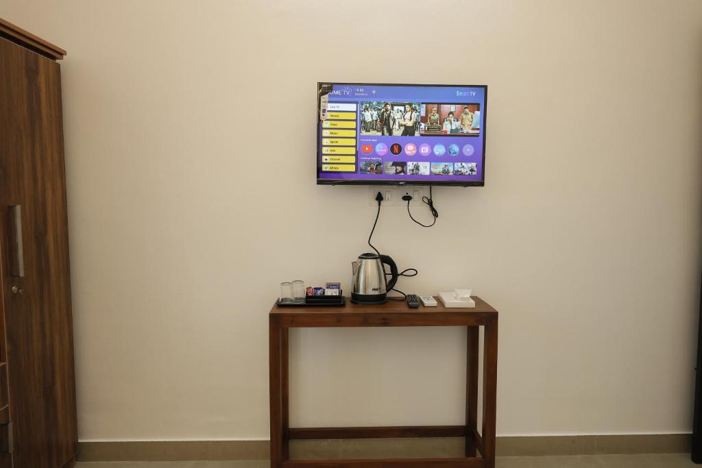TV a/nebo společenská místnost v ubytování Greens Residency