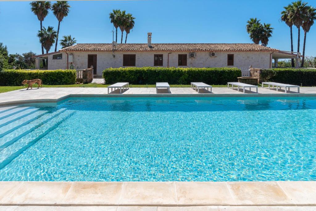 Bassein majutusasutuses 3 Twins Suite Portopalo või selle lähedal