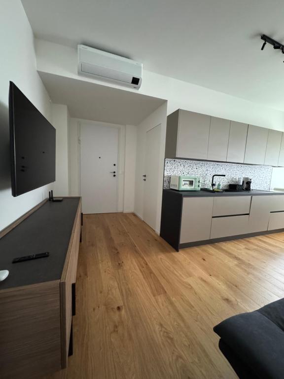 a room with a kitchen and a living room at Affittacamere38A in Pordenone