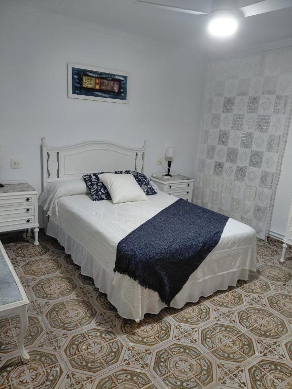 a bedroom with a bed and two nightstands and a bed sidx sidx sidx at Ca la Glori in Los Corrales