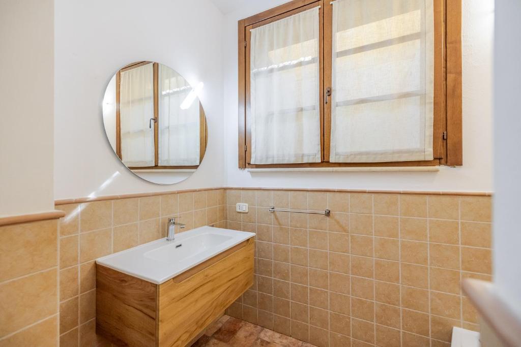une salle de bains avec un lavabo et un miroir dans l'établissement PODERE BAIOCCO TENUTA, à Città della Pieve