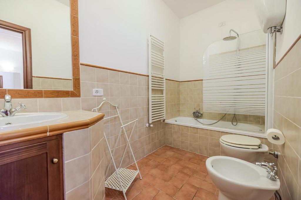 une salle de bain avec un lavabo, des toilettes et une baignoire dans l'établissement PODERE BAIOCCO TENUTA, à Città della Pieve