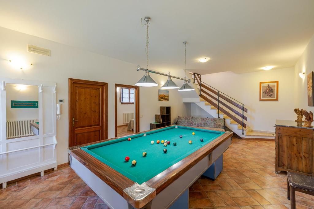 une table de billard au milieu d'une pièce dans l'établissement PODERE BAIOCCO TENUTA, à Città della Pieve