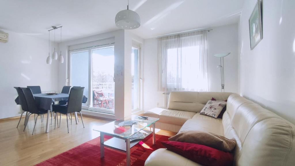 Kruge Family Apartment with Private Garage