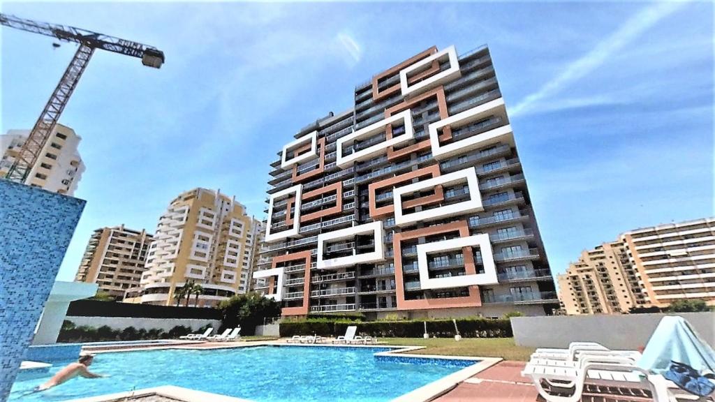 Rocha Tower 11A