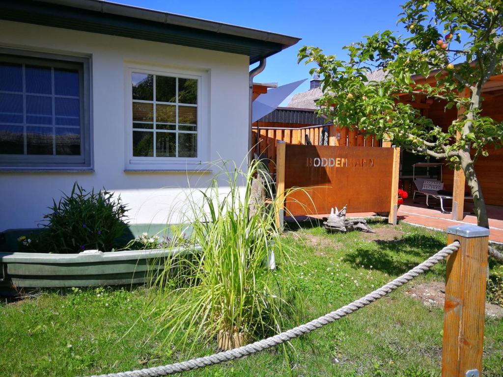 a house with a rope in front of a yard at Boddenkahn in Born