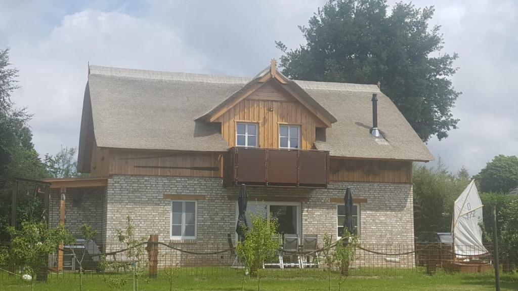 a house with a balcony on the front of it at Boddenkutter in Born
