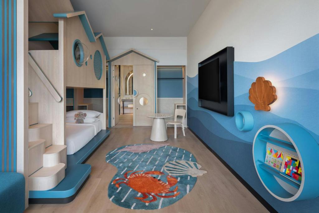a childs bedroom with a blue and white room at Sheraton Johor Bahru in Johor Bahru