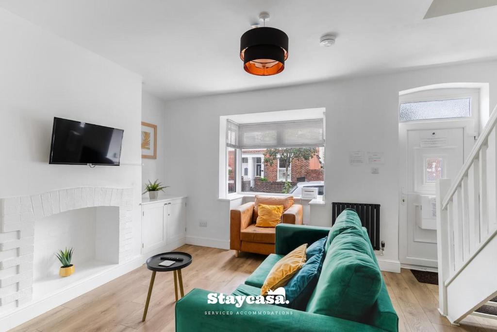 TV a/nebo společenská místnost v ubytování Spacious 2br Home W Garden 2-min Walk To Town