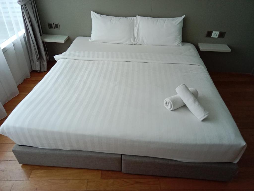 Un pat sau paturi într-o cameră la Vortex suites klcc by starplus