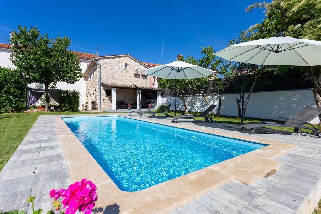 Πισίνα στο ή κοντά στο Stone house Furlani with a lovely garden