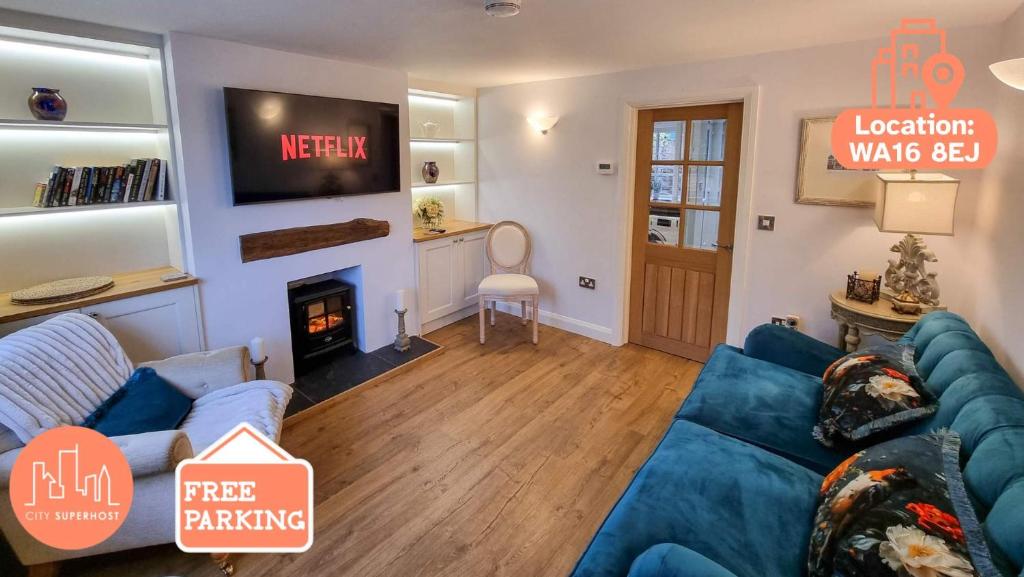 ein Wohnzimmer mit einer blauen Couch und einem Kamin in der Unterkunft Stunning Cottage in Knutsford by City SuperHost in Knutsford