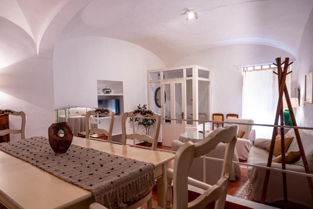 ein Esszimmer mit Tisch und Stühlen in der Unterkunft Alojamiento "Casa Paloma" in Villanueva del Fresno