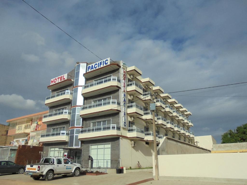 a hotel with a truck parked in front of it at Hotel Pacific, Lda in Cidade de Nacala