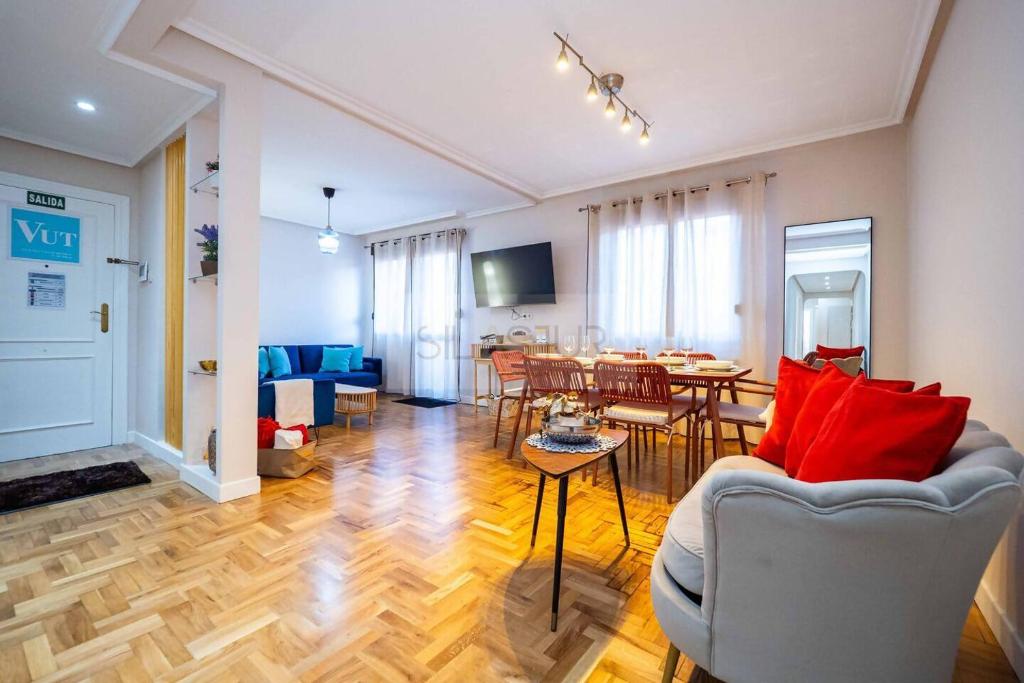 un soggiorno con divano e sala da pranzo di Nuevo Luanco By Silastur a Gijón