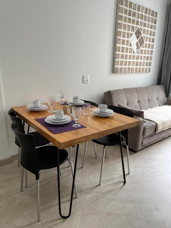 un tavolo da pranzo con sedie e un divano di LK Centro 1 a Belo Horizonte