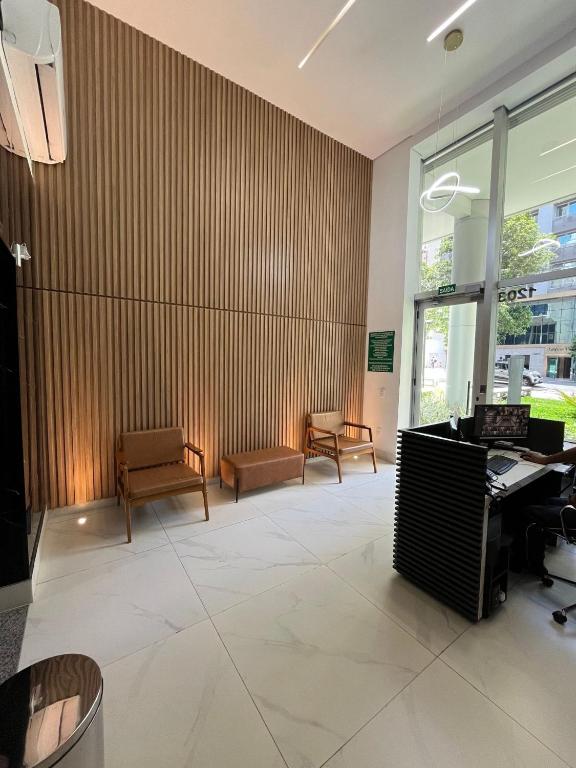 an office with two chairs and a desk in a room at LK Centro 10 in Belo Horizonte