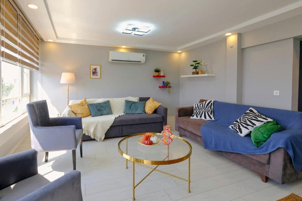 Posezení v ubytování Chic Sea View Flat with Kaleici View Near Beach
