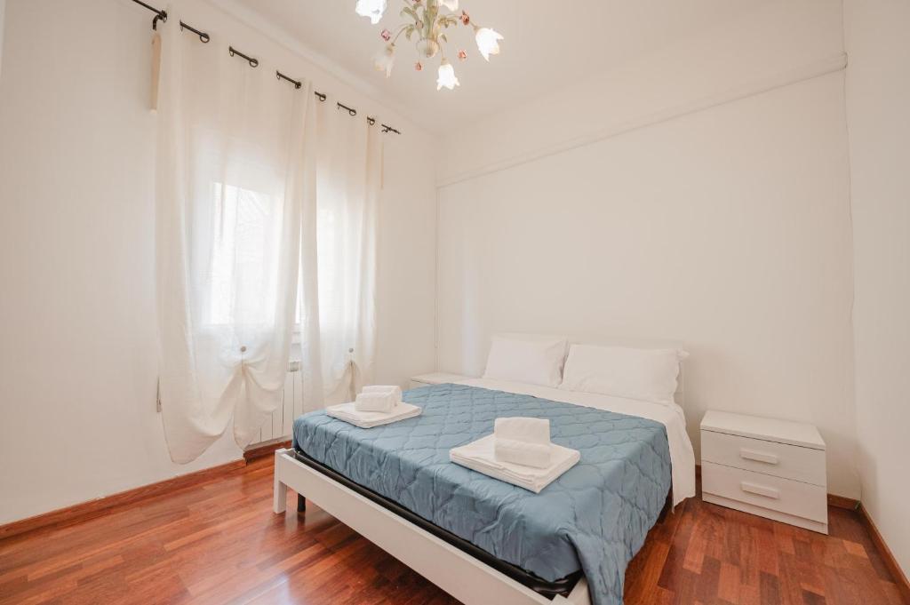 Un dormitorio blanco con una cama y una ventana. en Ca' Brunetti - 10 minuti from Venice & Free Parking, en Venecia