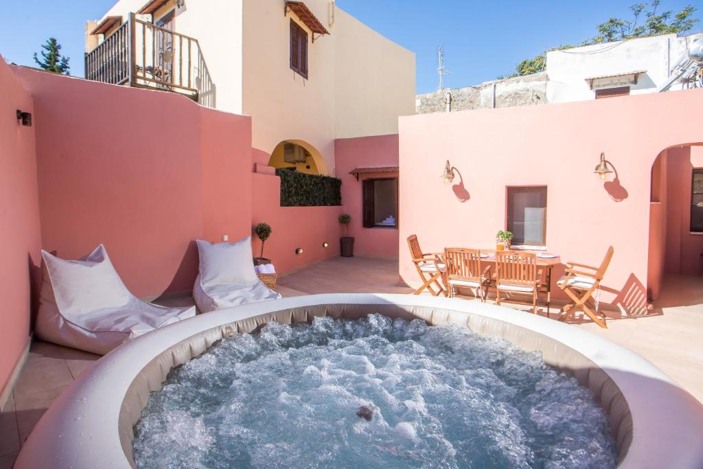 bañera de hidromasaje en el patio de una casa en Elysian Suite, en Rodas