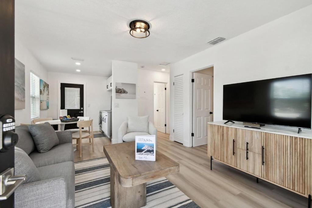 TV a/nebo společenská místnost v ubytování One Block from Gulf Shores Treasure Island John's Pass Boardwalk