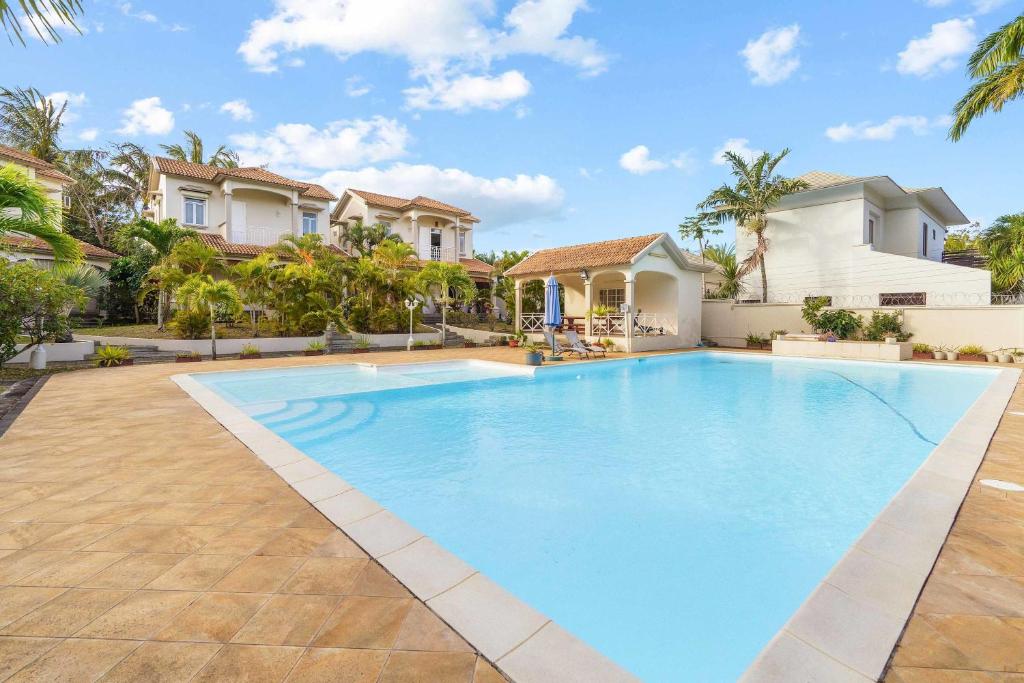 a swimming pool in the backyard of a villa at Serenity Bay - Perfect Tropical Stay in Pointe aux Cannoniers
