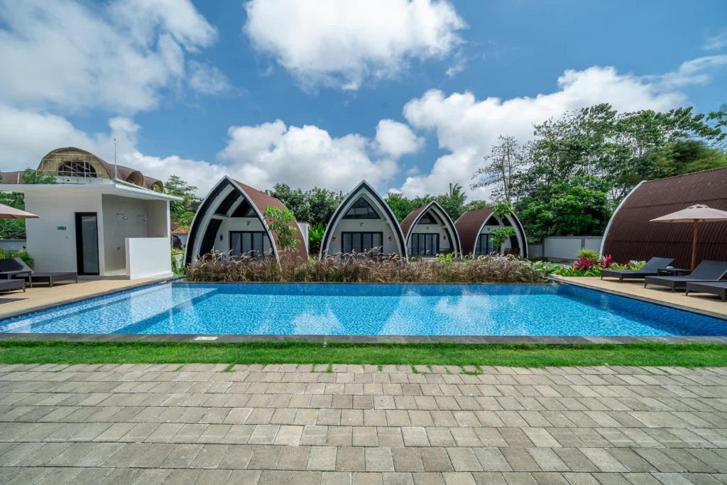 una piscina frente a una villa en 1BR Bungalow with Kitchen & Pool in Uluwatu - B2, en Bingin Beach