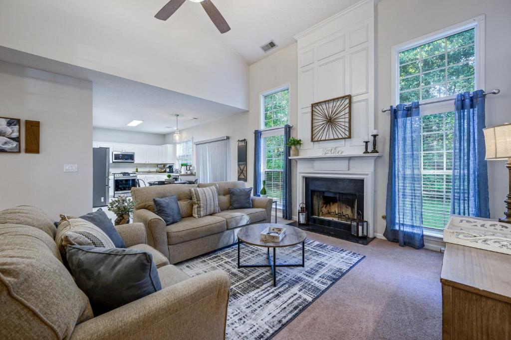 Χώρος καθιστικού στο Pet-Friendly 3BR w Porch & Grill Weekday Deals