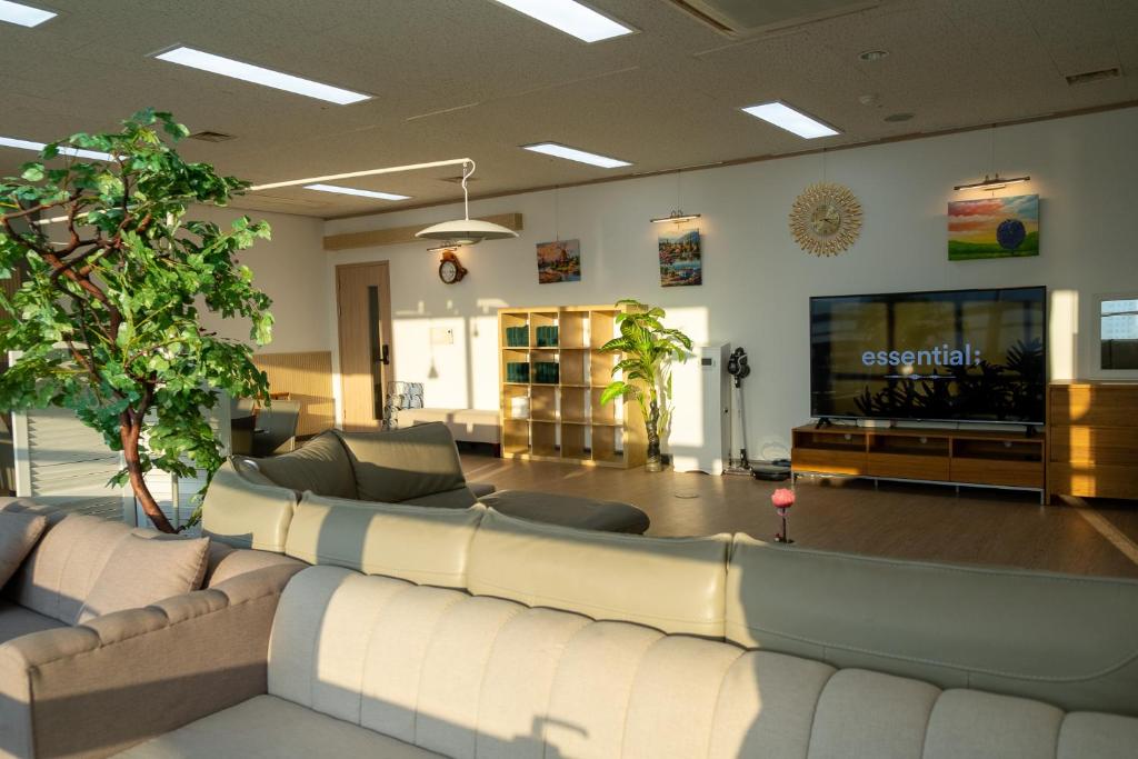 ソウルにあるGasan Daylight Houseの広いリビングルーム(ソファ付)